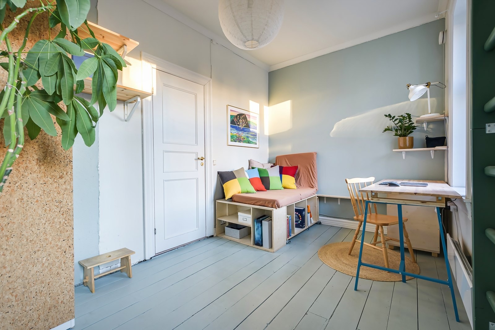Soverom II er holdt i duse blåtoner. Galleribilde
