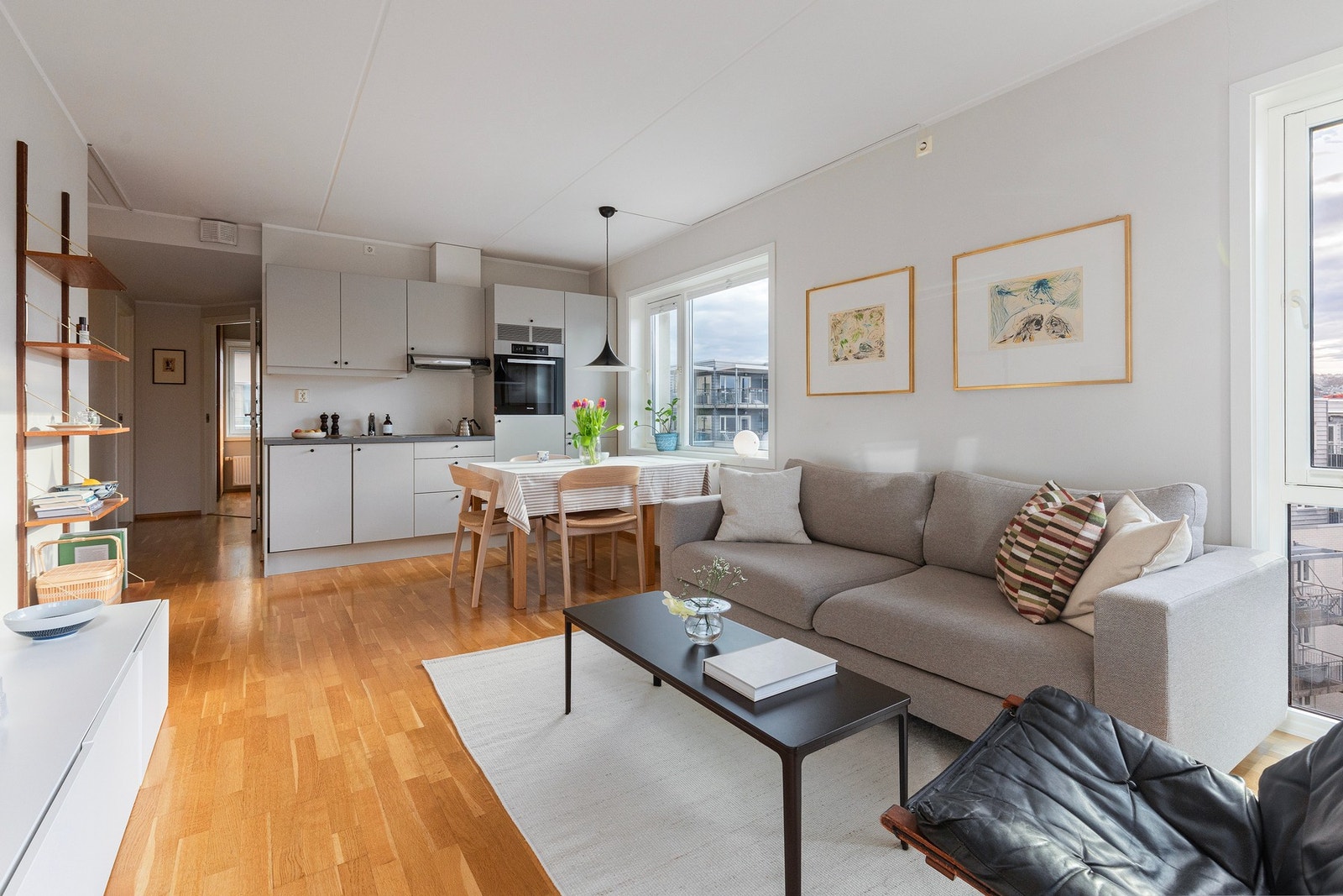 Overflater er oppusset og behandlet i 2017, og leiligheten framstår som moderne og pen. Galleribilde