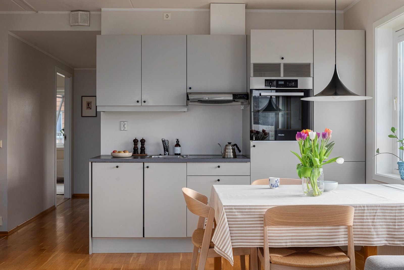 Rålekkert kjøkken hvor overflater er oppusset i senere tid. Galleribilde