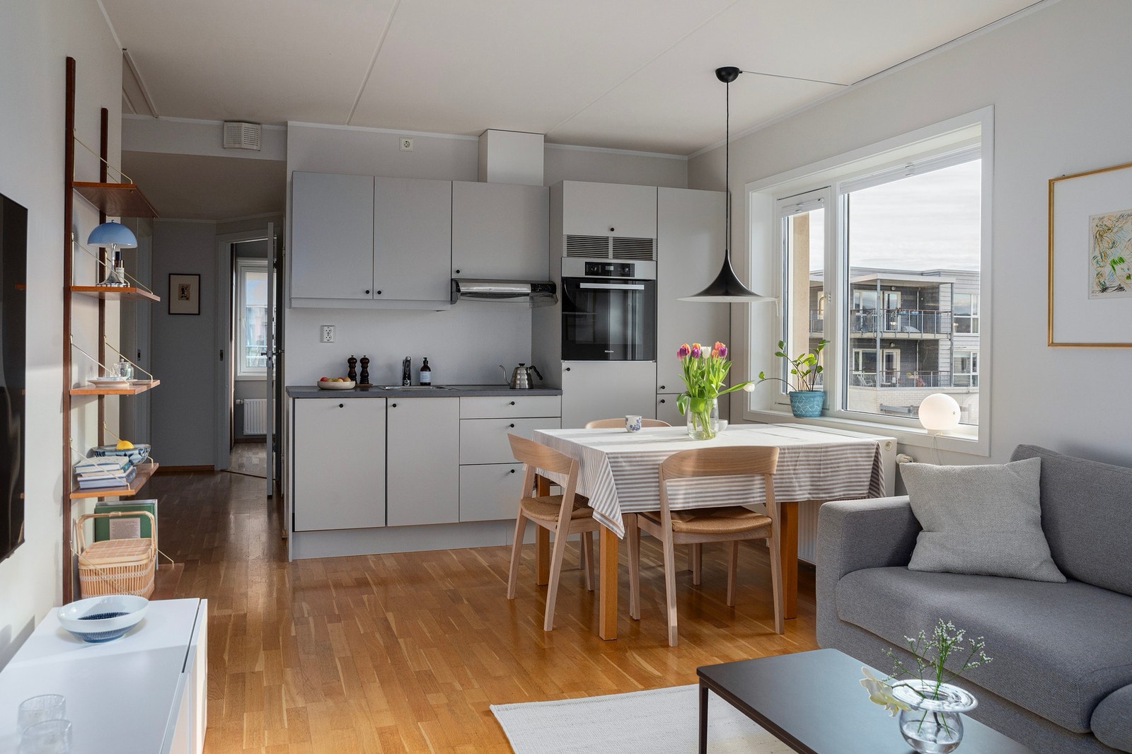 Mellom kjøkkenet og stuen er det god plass til et stort spisebord og stoler. Galleribilde