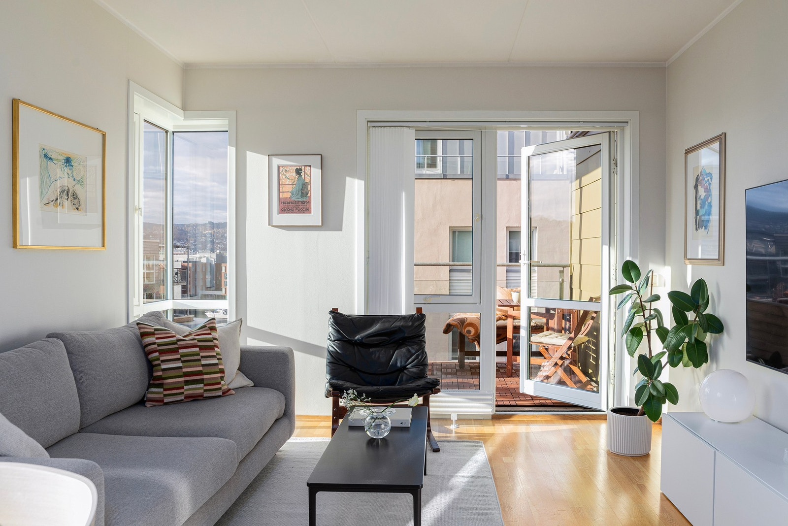 Dette er en rålekker 3-roms leilighet med en av de beste beliggenhetene i bygget. Leiligheten byr på moderne fasiliteter og en lys og luftig atmosfære. Galleribilde