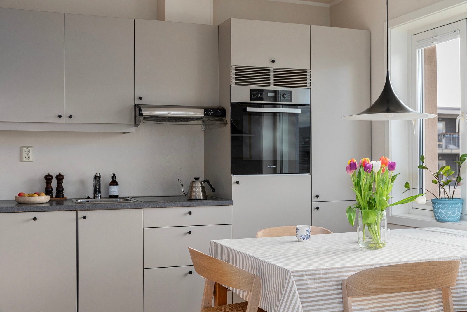 Hvitevarene på kjøkkenet er nye fra 2017/18. Galleribilde