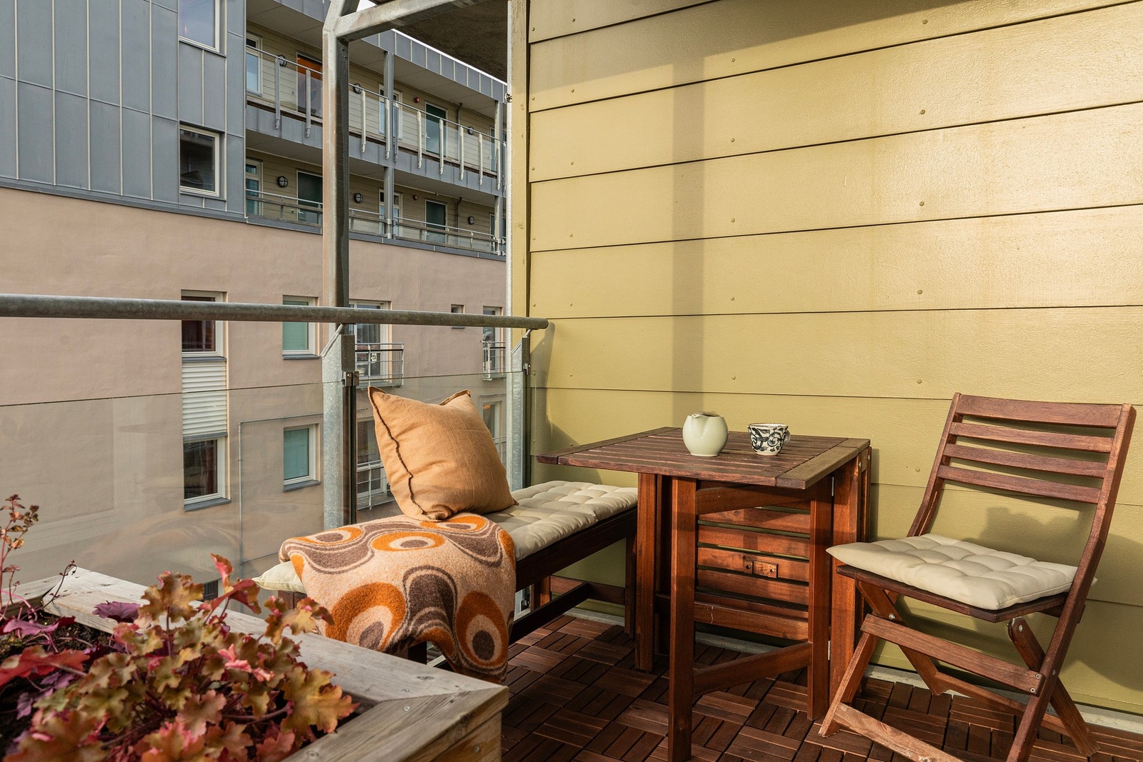 Her har man plass til en god møbelgruppe og tilhørende møblement. Balkongen er ideell for både avslapning og sosiale sammenkomster. Galleribilde