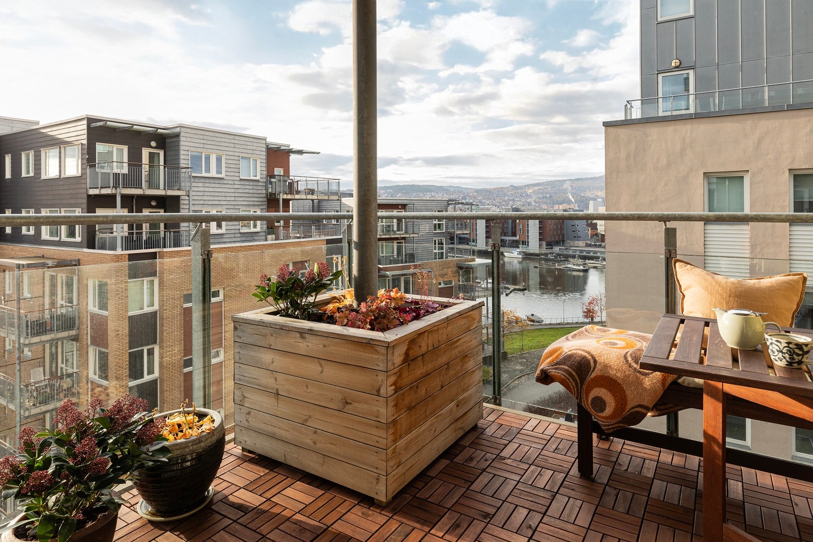 Herlig vestvendt og solrik balkong på 6 kvadratmeter som forlenger stuen i sommerhalvåret. Galleribilde