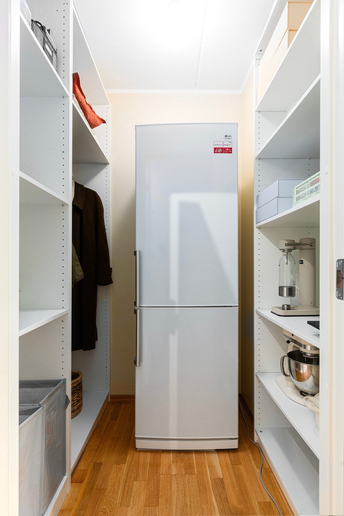 Utrolig praktisk innvendig bod. Leiligheten disponerer også en bod i oppvarmet kjeller. Galleribilde