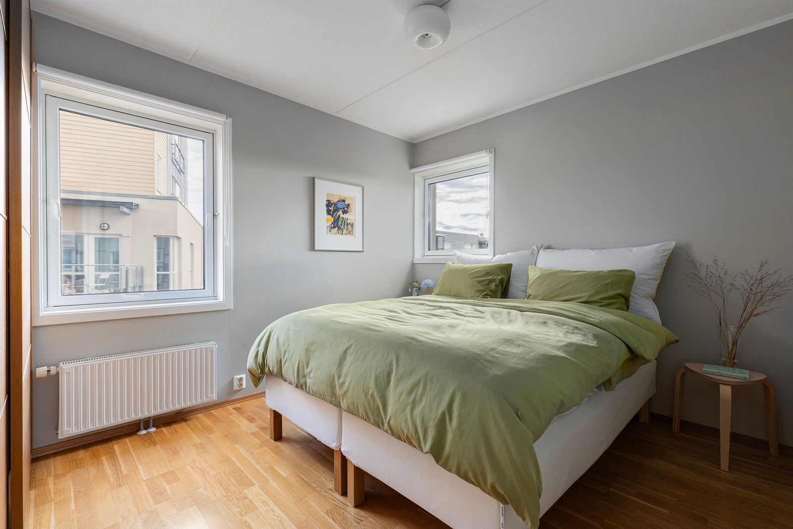 Stort hovedsoverom med god plass til dobbeltseng. Rommet er lyst og romslig, og gir en behagelig atmosfære. Galleribilde