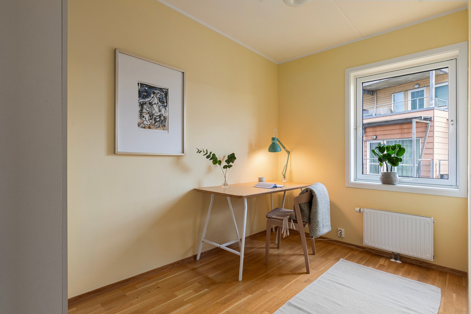 Soverom 2: Dette rommet er også av god størrelse og kan enkelt innredes etter eget behov. Perfekt som gjesterom, barnerom eller hjemmekontor. Galleribilde