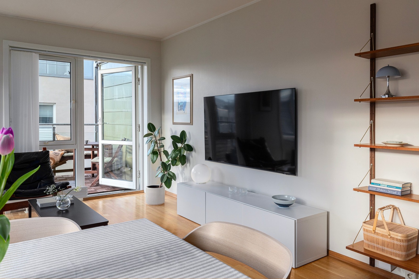 På stuen har man god plass til en romslig sofagruppe og tilhørende møblement. Galleribilde