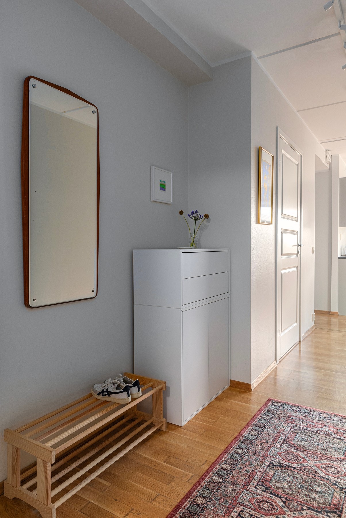 Romslig entré med gode oppbevaringsmuligheter. Dette gir et ryddig og velorganisert førsteinntrykk når man kommer inn i leiligheten. Galleribilde