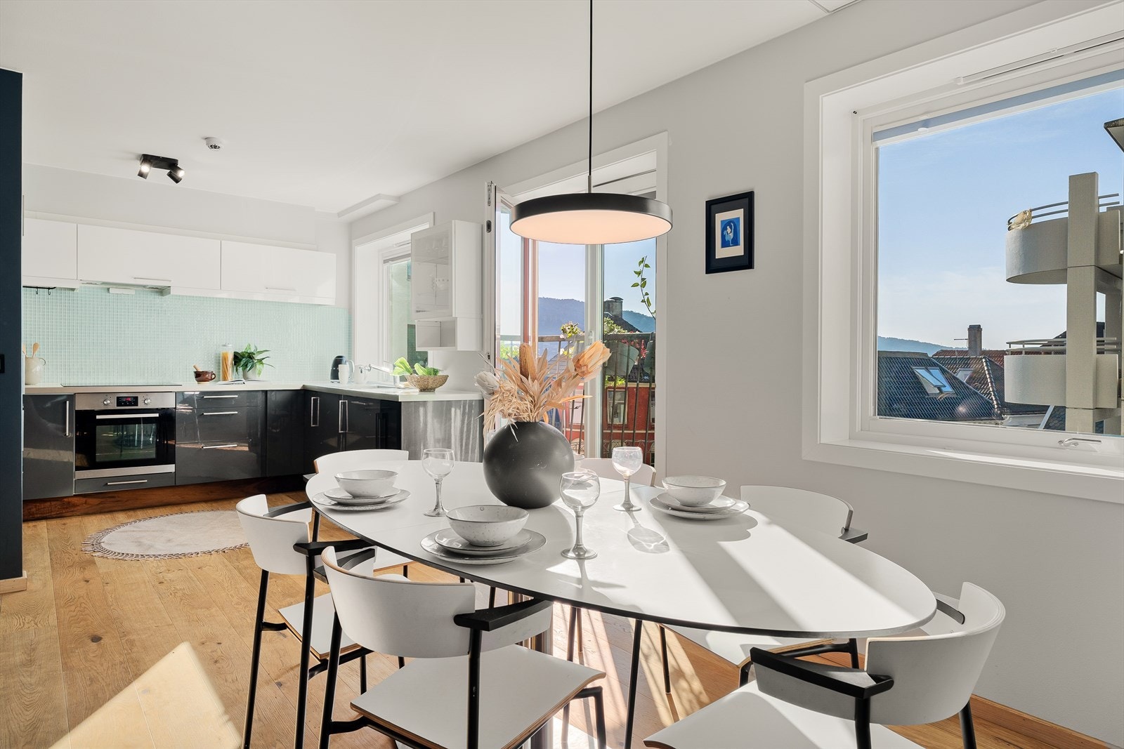 God plass for stort spisebord og mange gjester. Galleribilde