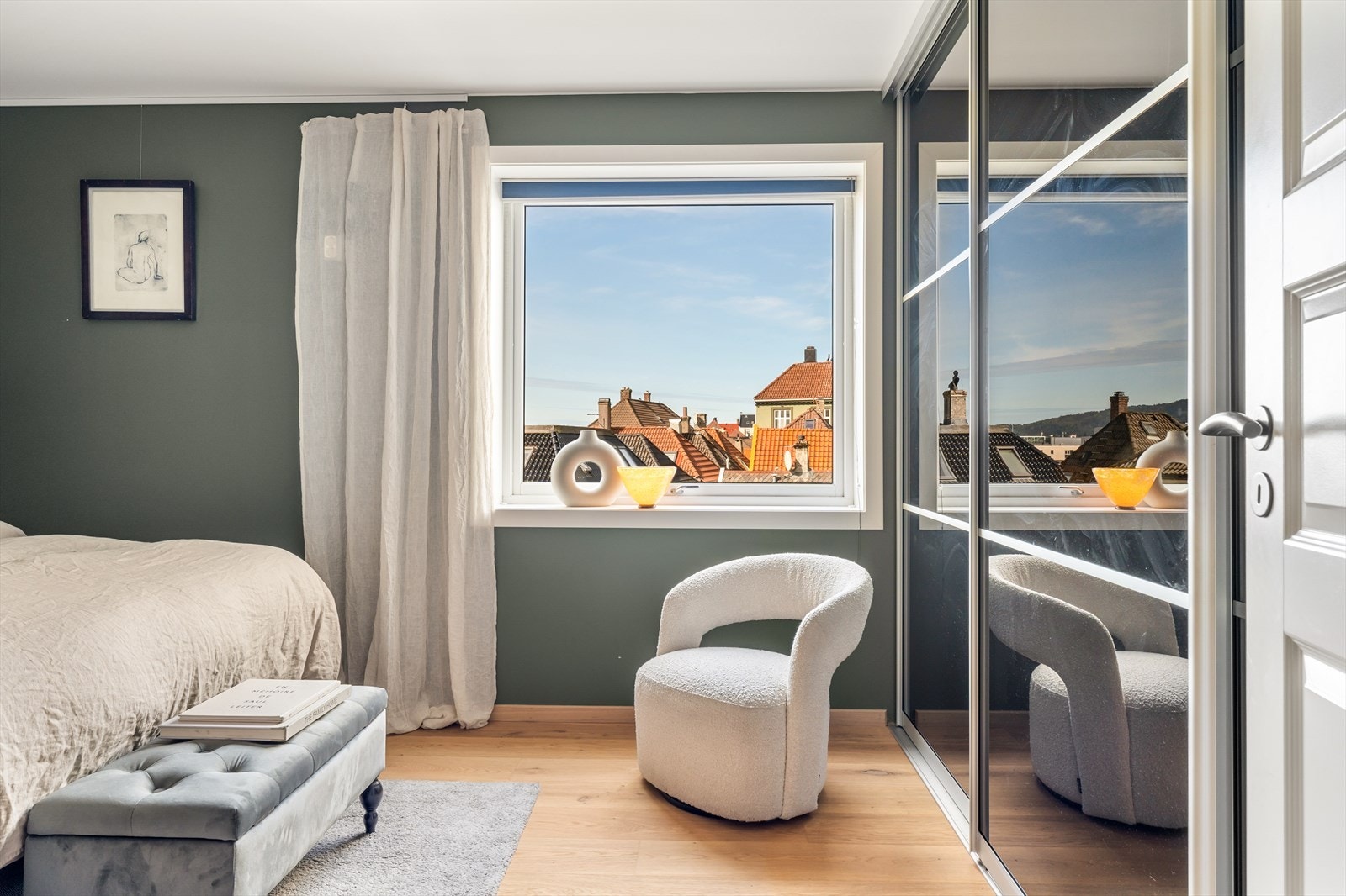 Det er god plass til å innrede med dobbeltseng, nattbord og oppbevaringsmøblement. Galleribilde