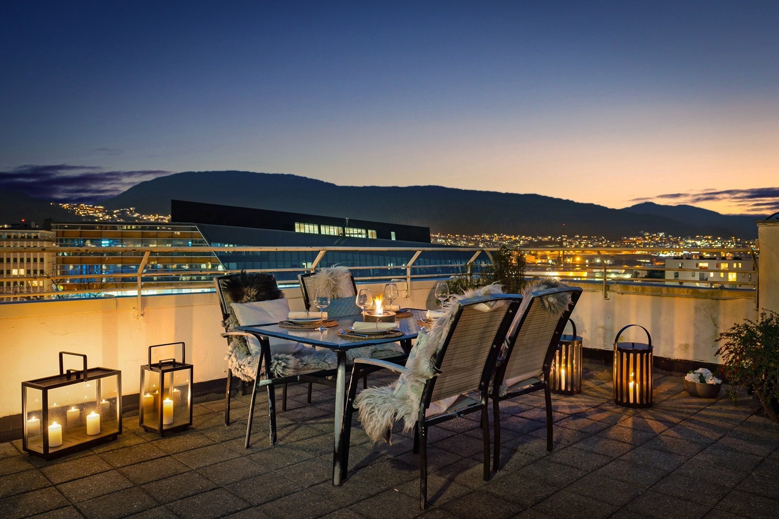 Nydelig kveldsstemning fra felles takterrasse med enkel tilkomst. Galleribilde