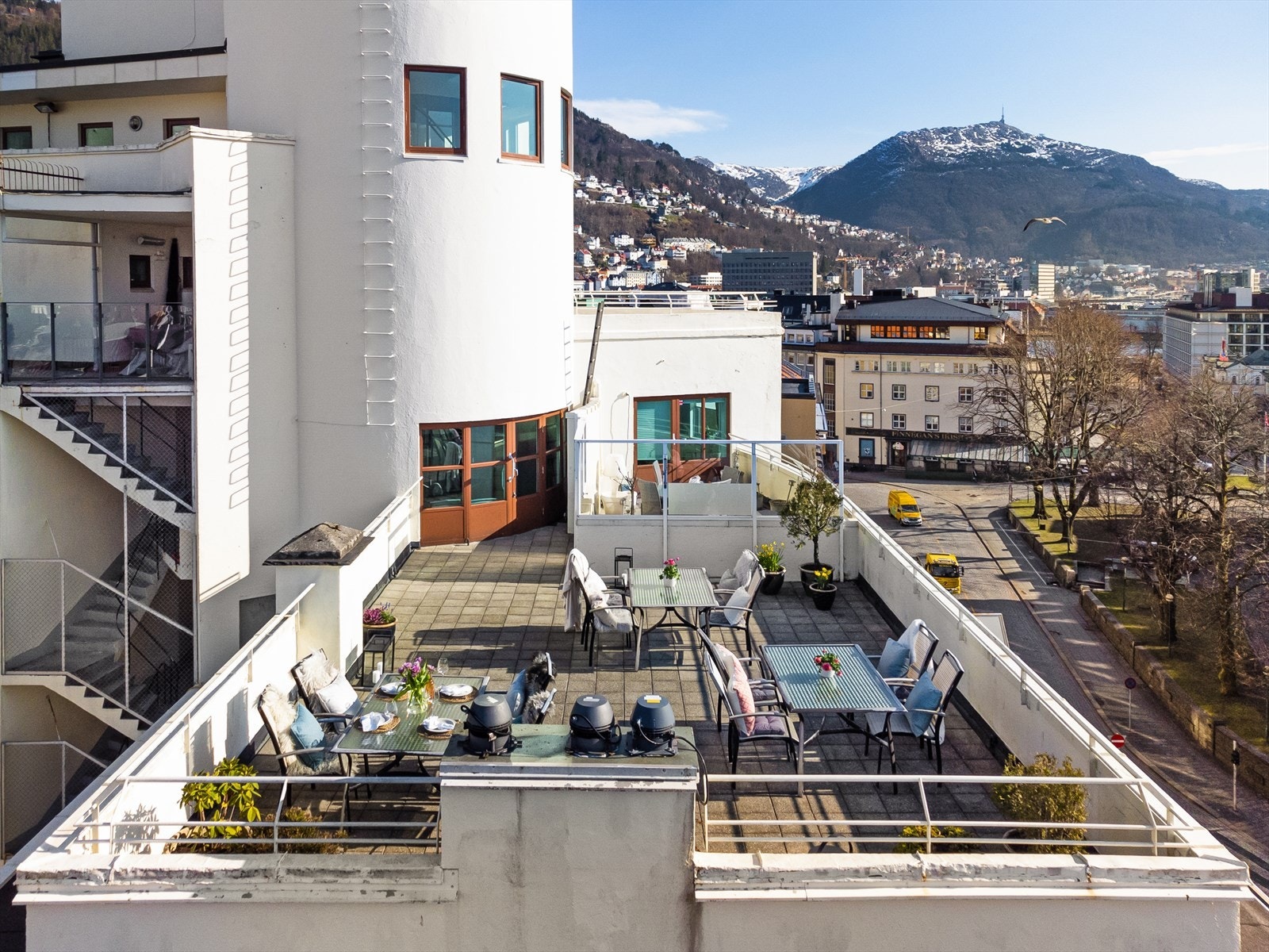 Felles, solrik takterrasse på toppen av bygget. Galleribilde