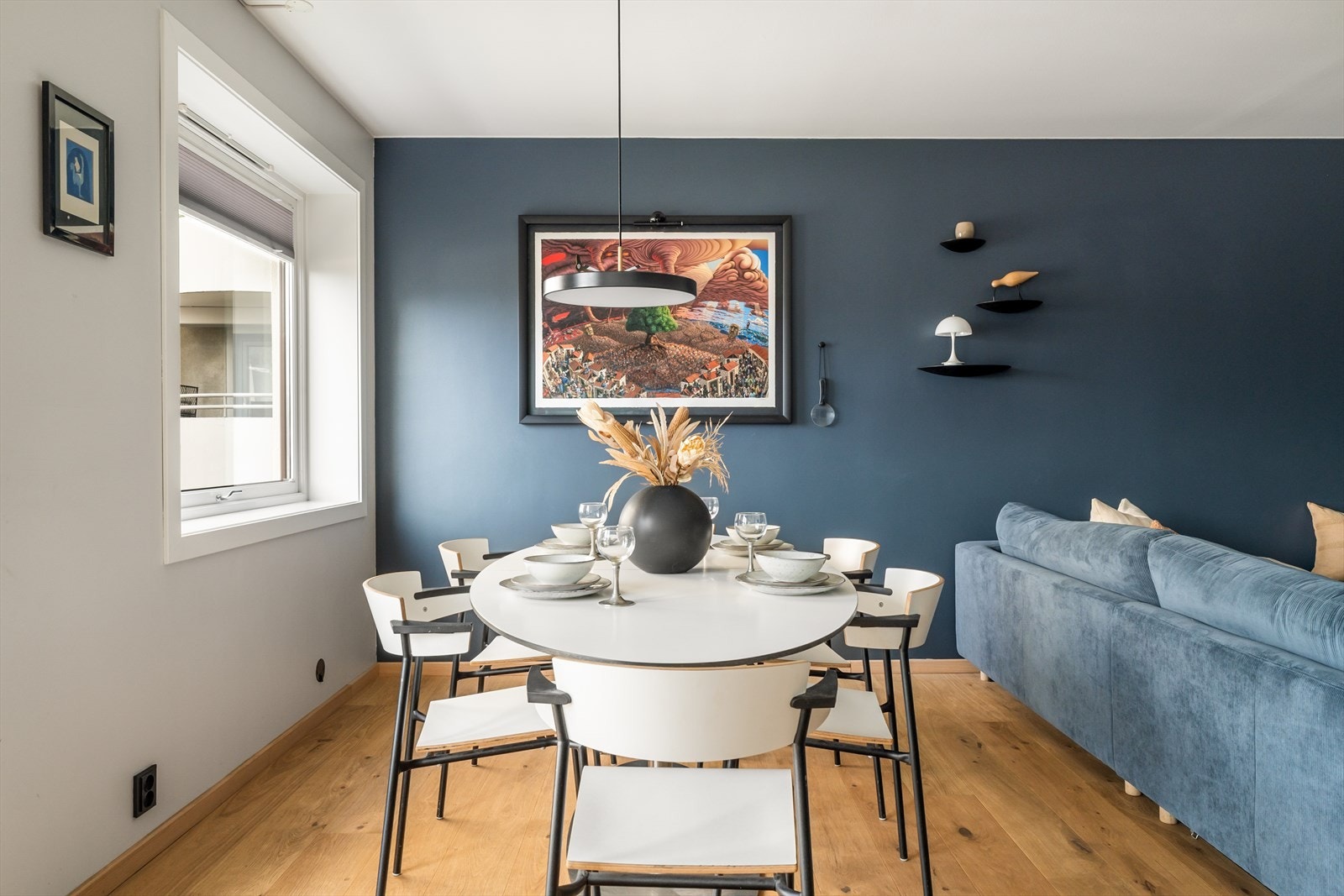 I 2019 ble det lagt ny 1-stavs eikeparkett og veggene ble helsparklet og malt. Galleribilde