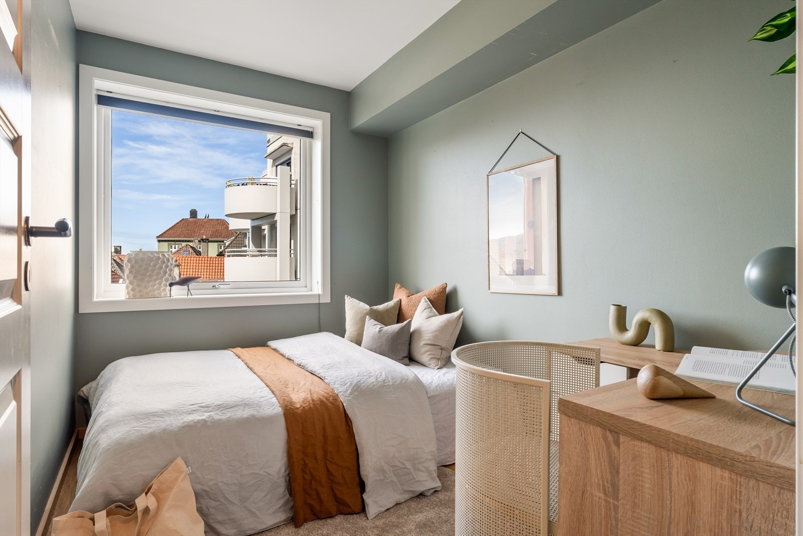 Soverom nr. 2 måler 6,58 m² og kan møbleres med seng, nattbord og garderobeløsning. Galleribilde