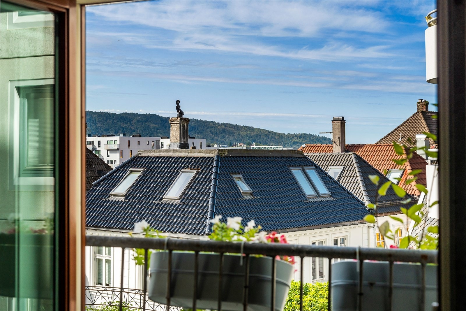 Velkommen til Markeveien 12 - Herfra nyter man flott utsikt mot grøntarealer i bakgården, sjarmerende bergenshus og byfjell i bakgrunnen. Galleribilde