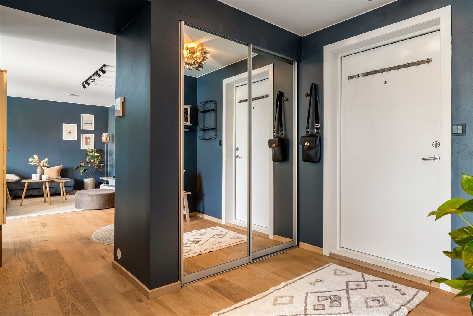 Entréen er utstyrt med plassbesparende, integrert skyvedørsgarderobe med speilfronter. Galleribilde