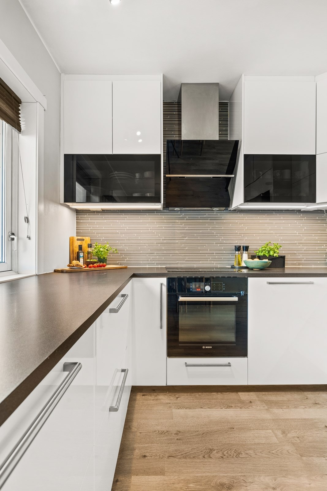 Rikelig med oppbevaringsplass i over- og underskap. Galleribilde