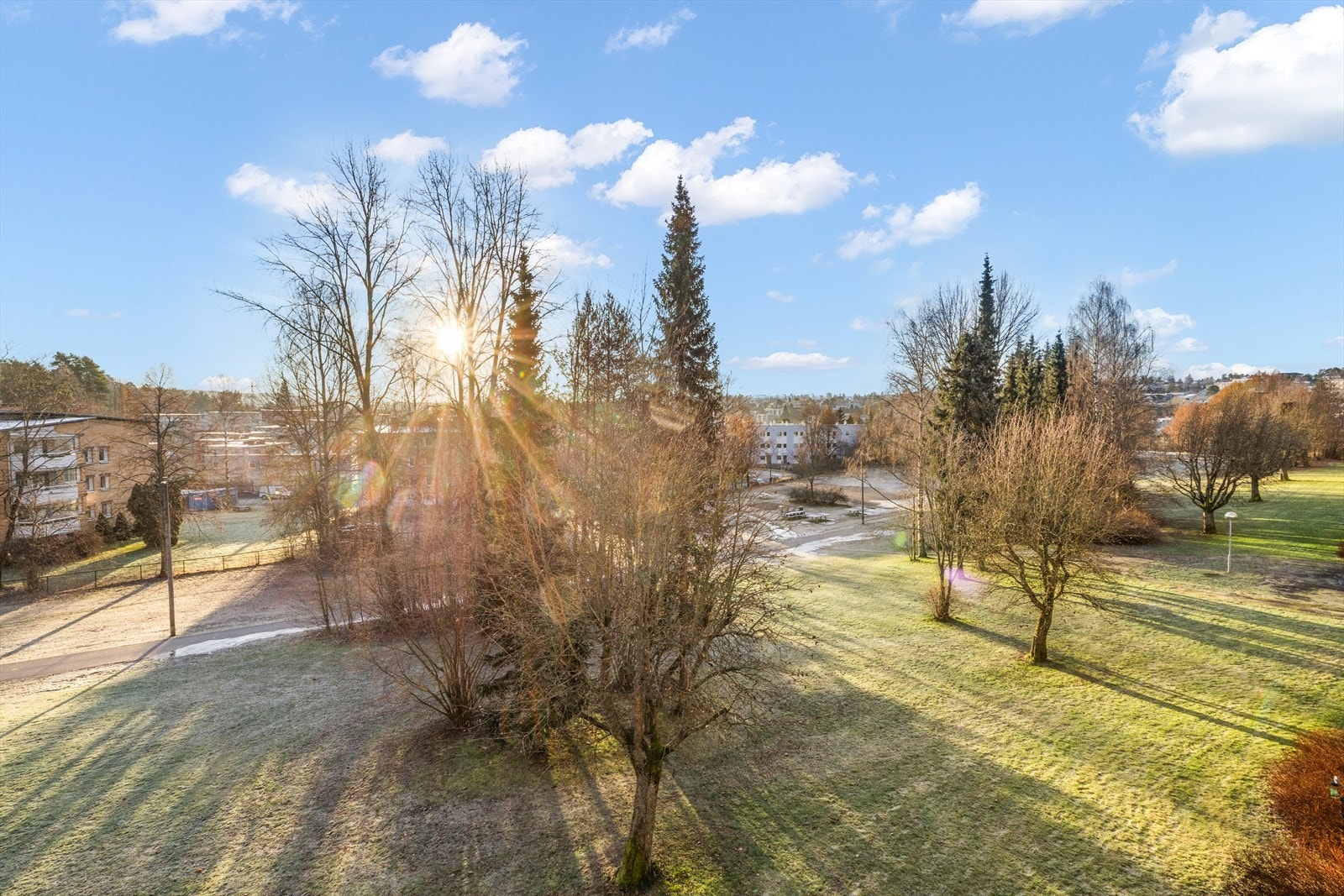 Flott utsikt over nærområdet, balkongen er vendt mot fellesområder. Galleribilde