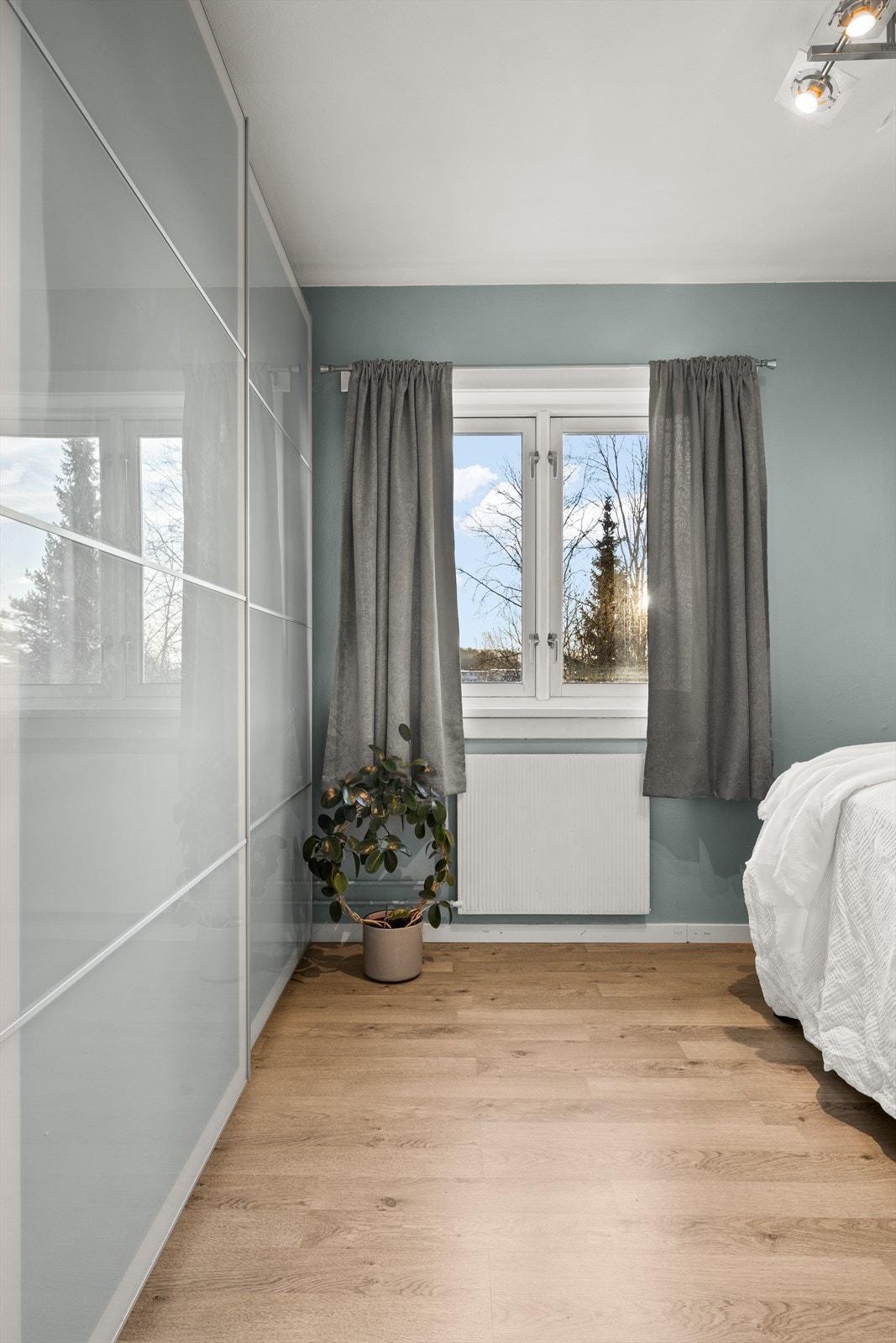 Rommet har ingen innsyn og er vendt ut mot rolige omgivelser. Galleribilde