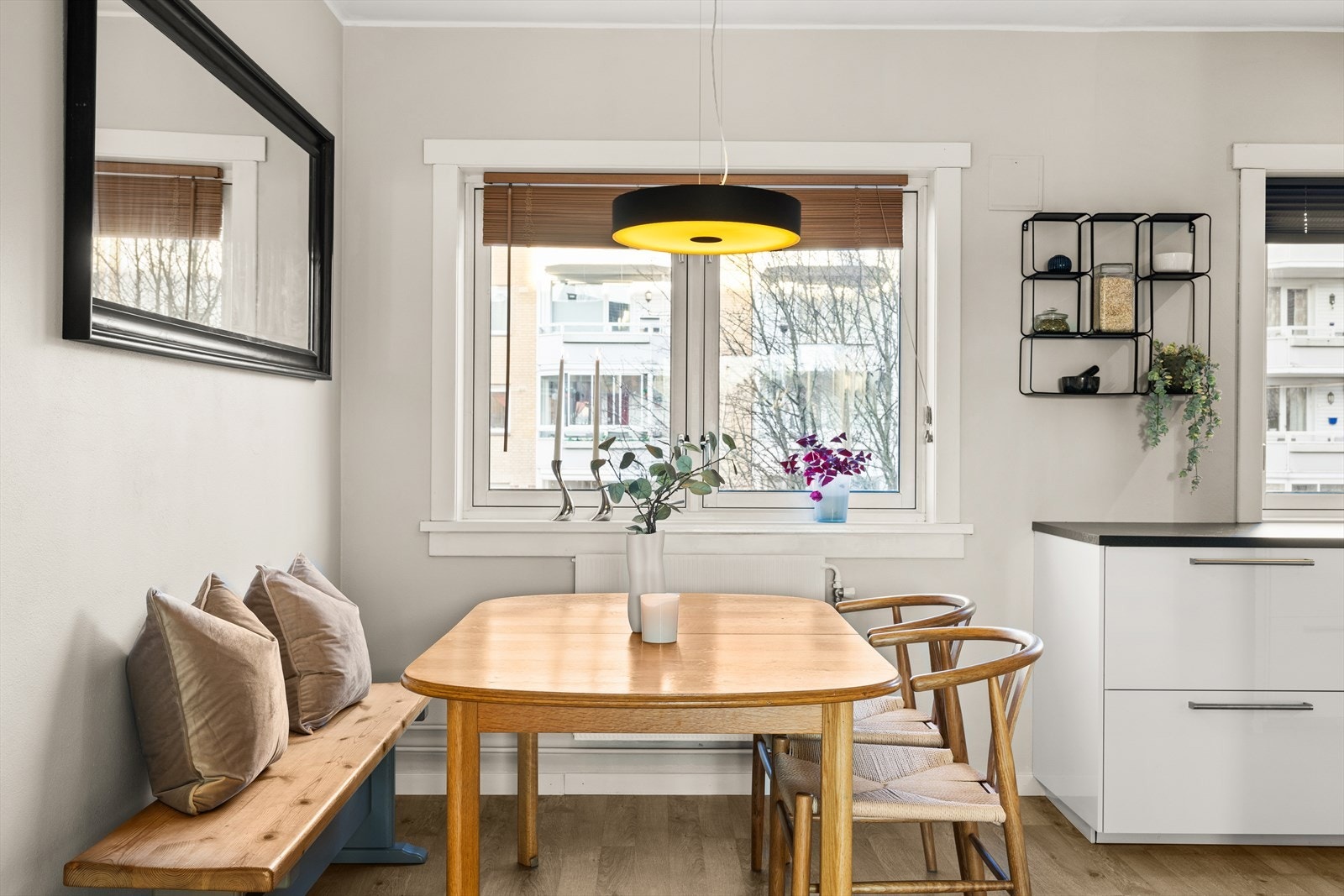 Åpen og sosial løsning med god plass til middagsgjester. Galleribilde