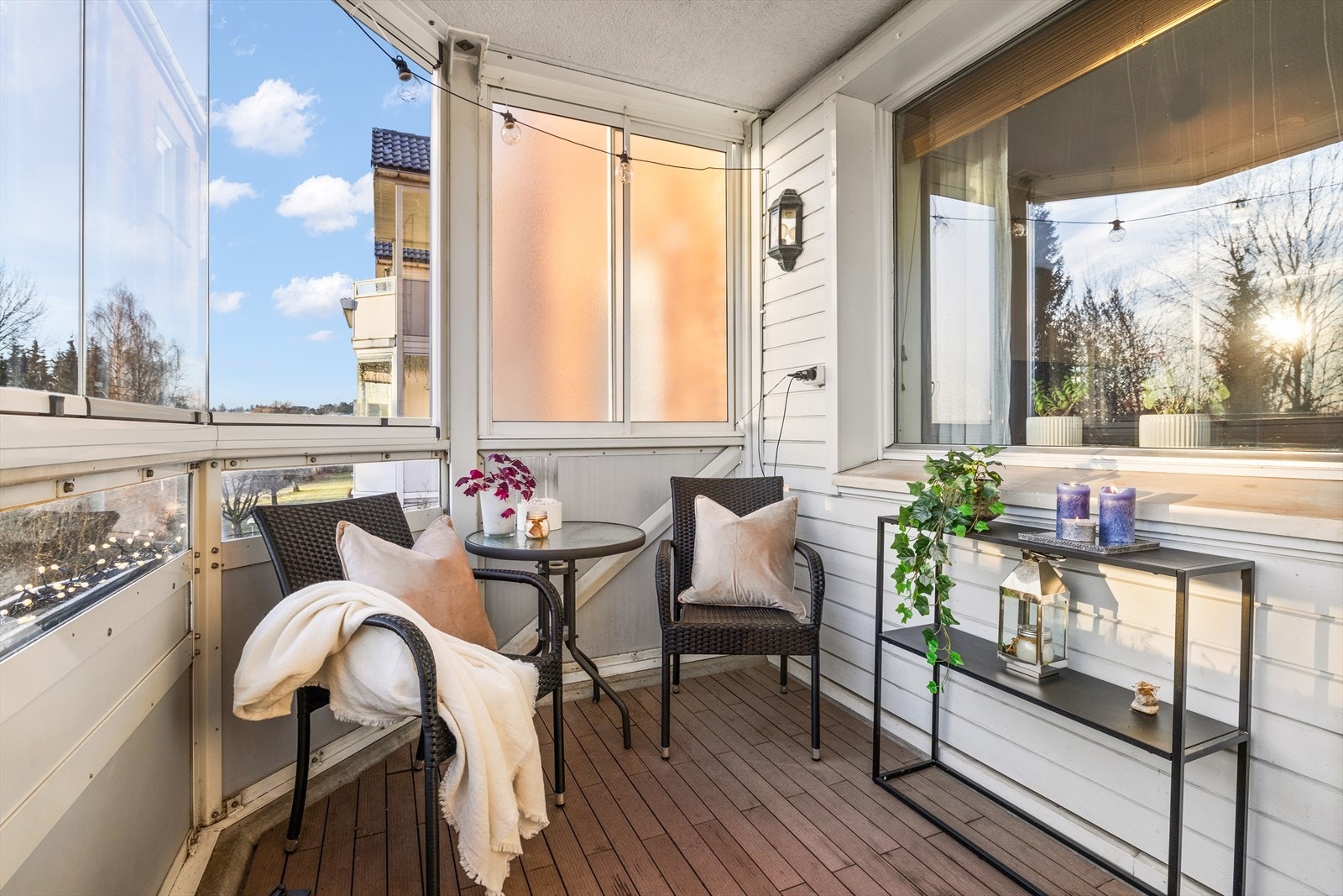 Fra stuen er det utgang til sør-østvendt innglasset balkong på 8 kvm. Galleribilde