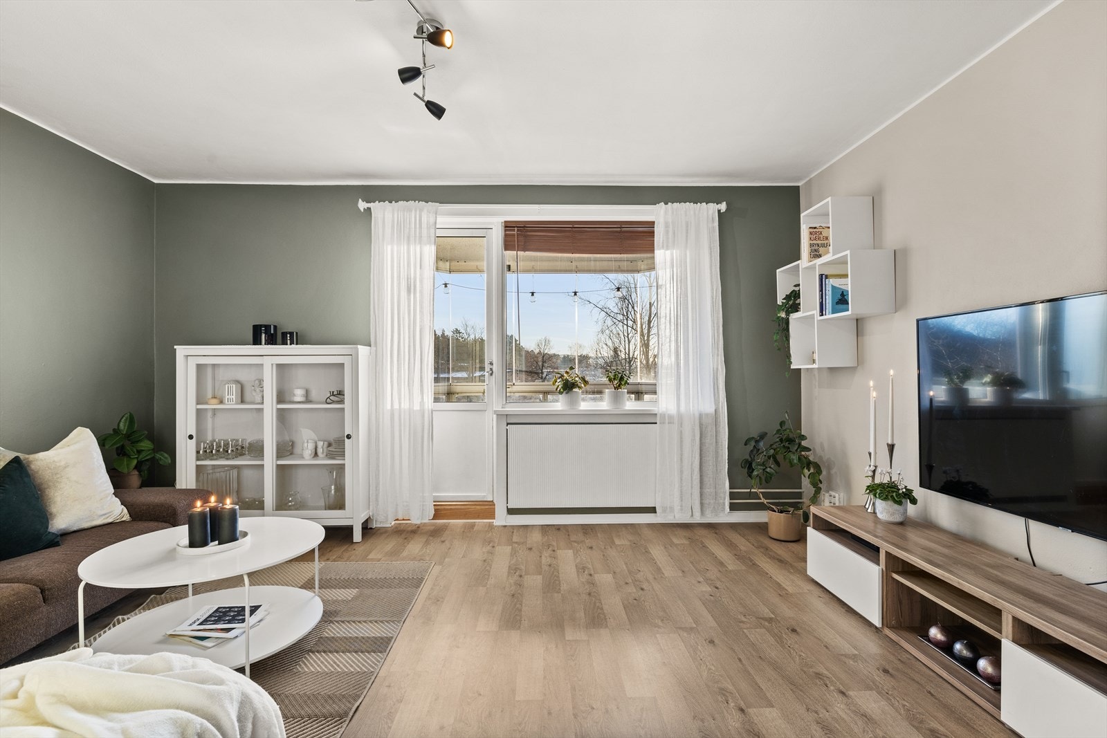 Store vindusflater som gir rikelig med naturlig lys. Galleribilde