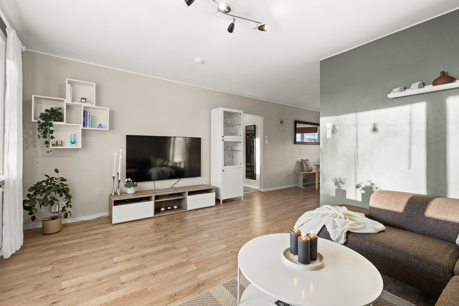 Stue med gode møbleringsmuligheter. Galleribilde