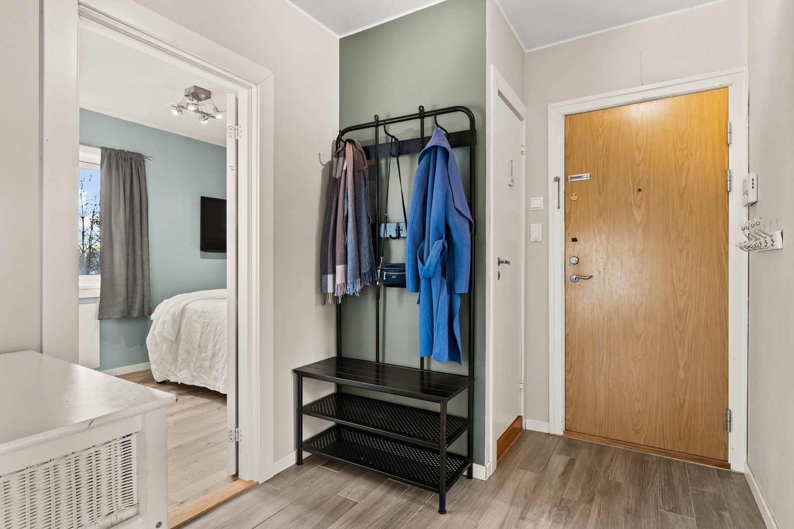 Entré med direkte adkomst til separat toalettrom og begge soverommene. Galleribilde