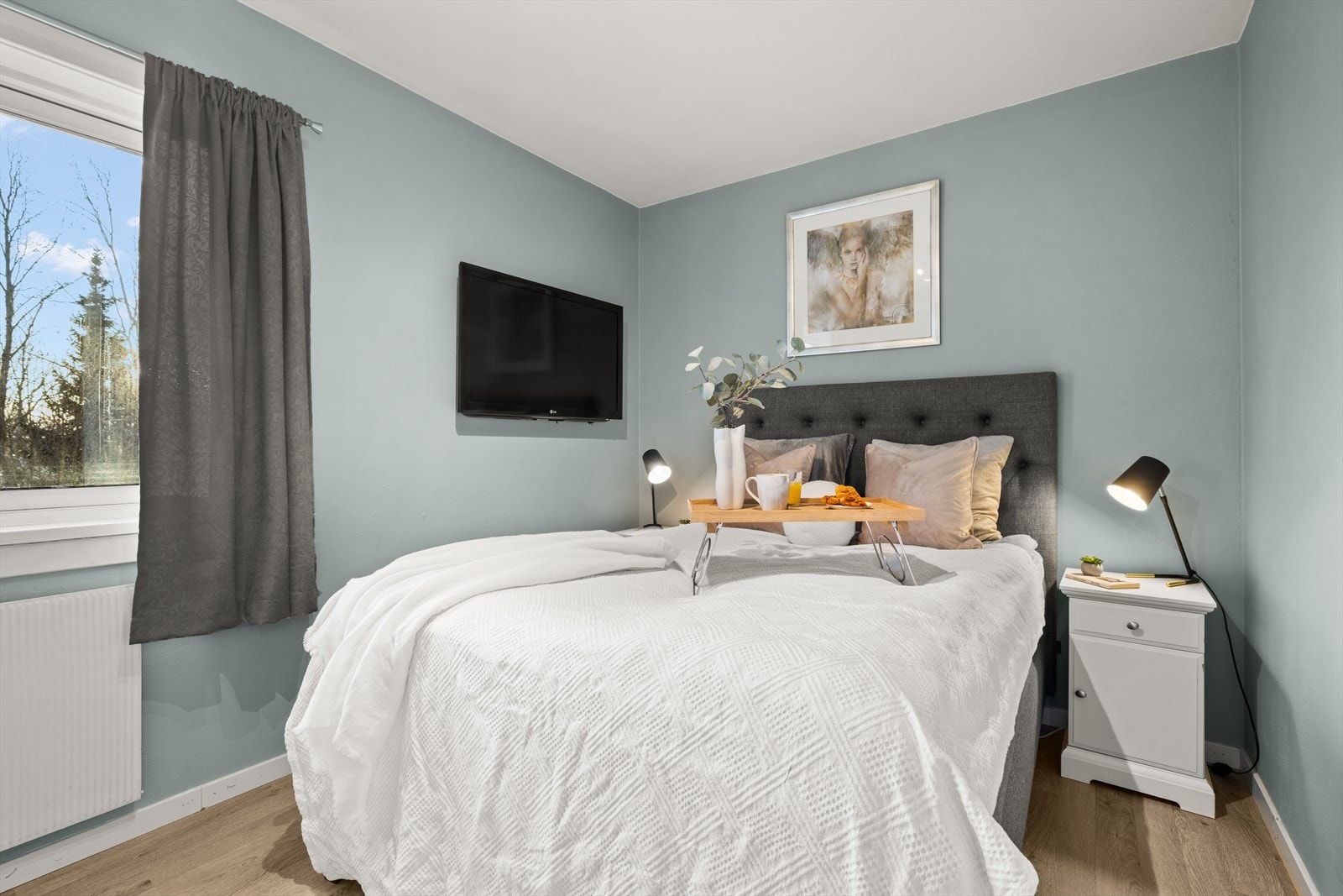 Hovedsoverommet | Her er det god plass til en stor dobbeltseng med tilhørende nattbord. Galleribilde