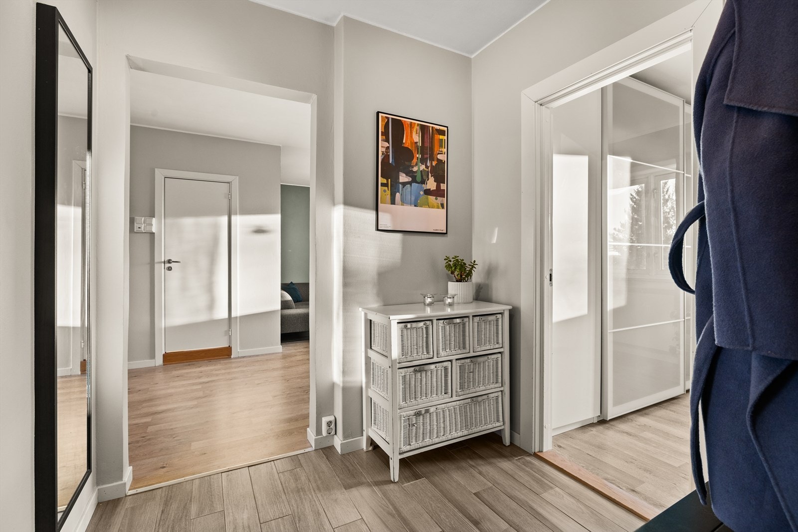 Leiligheten disponerer en bod i kjeller og en bod på loft på totalt 10 kvm. Galleribilde