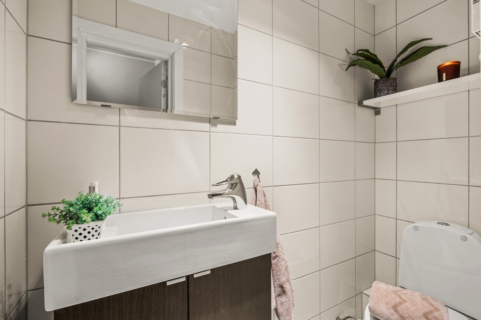 Separat toalettrom fra 2009 i regi av borettslaget. Rommet har varmekabler i gulv, servant og vegghengt toalett. Galleribilde