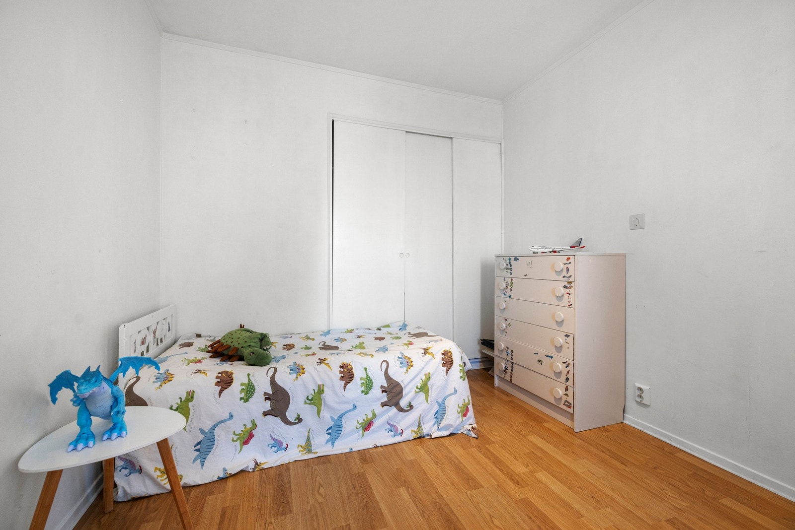 Her er det et innebygget garderobeskap, og god plass til kommode og seng. Galleribilde