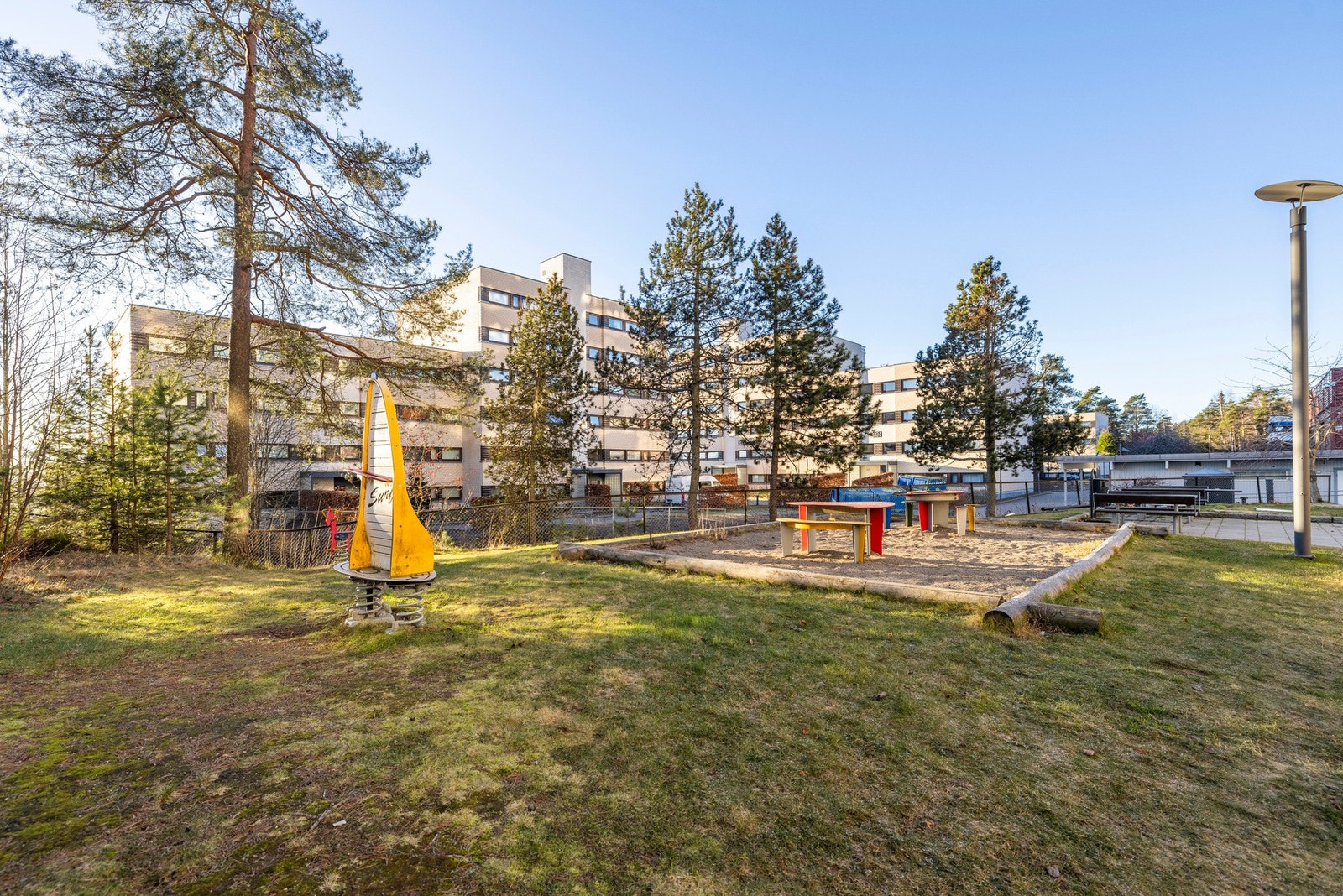 Pent opparbeidet fellesareal med lekeplass, sittegrupper, og hundeluftegård. Galleribilde