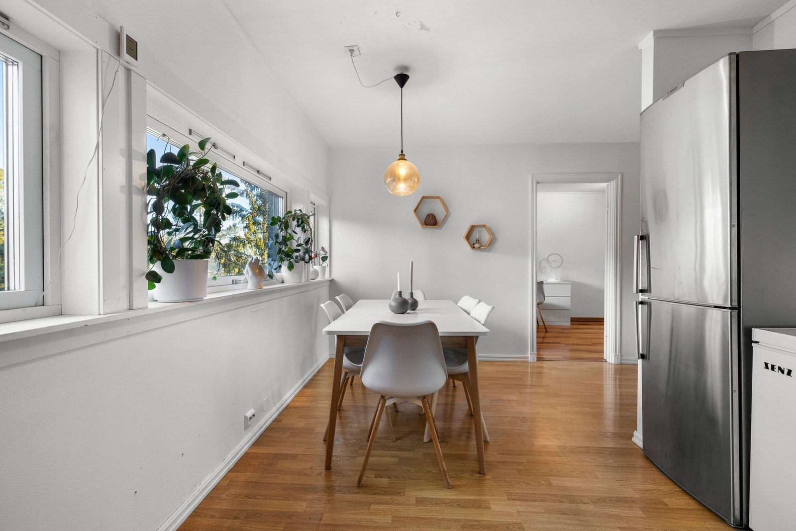 På kjøkkenet får du inn godt med naturlig lys. Galleribilde