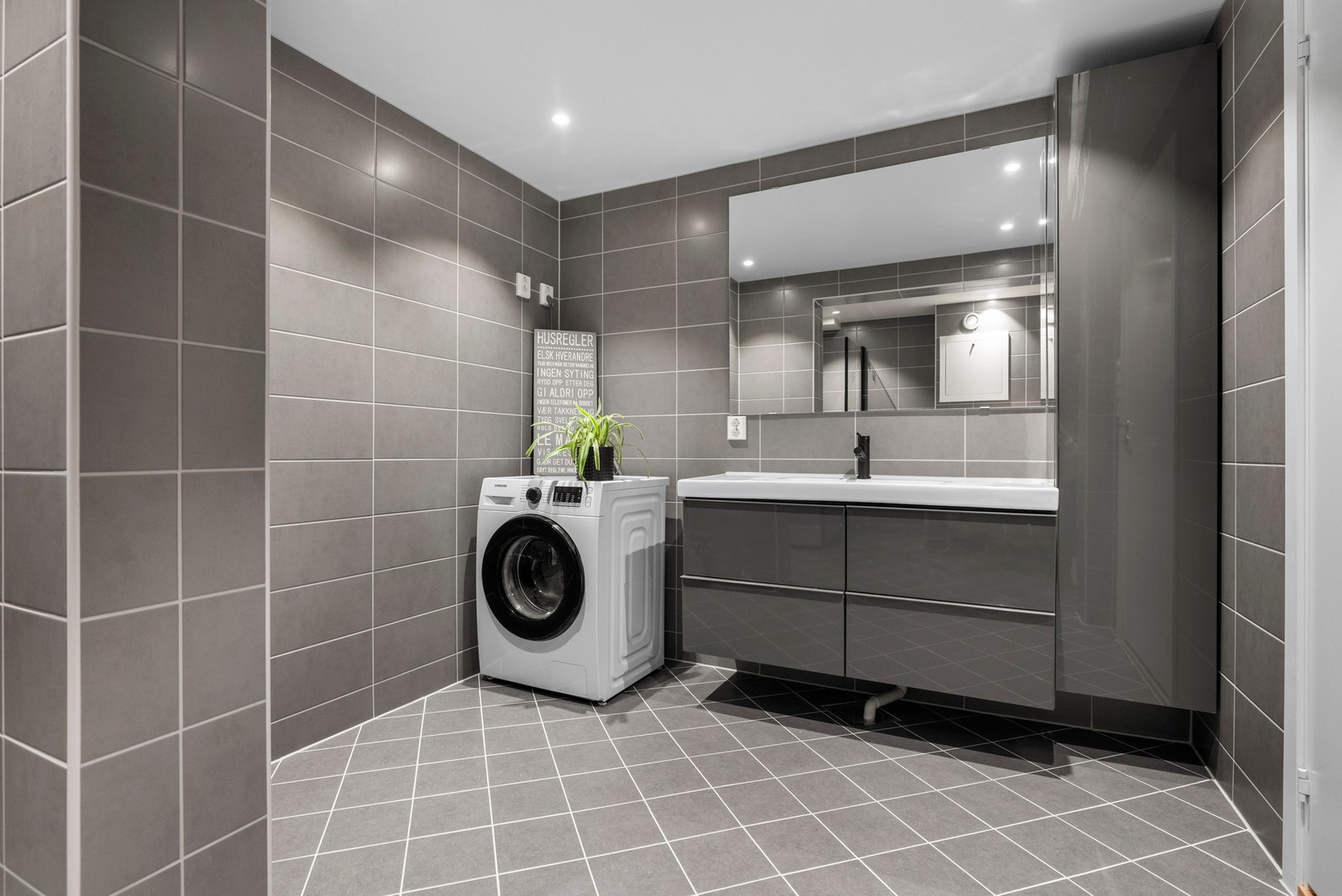 Badet er av god størrelse, med opplegg for vaskemaskin og tørketrommel. Galleribilde