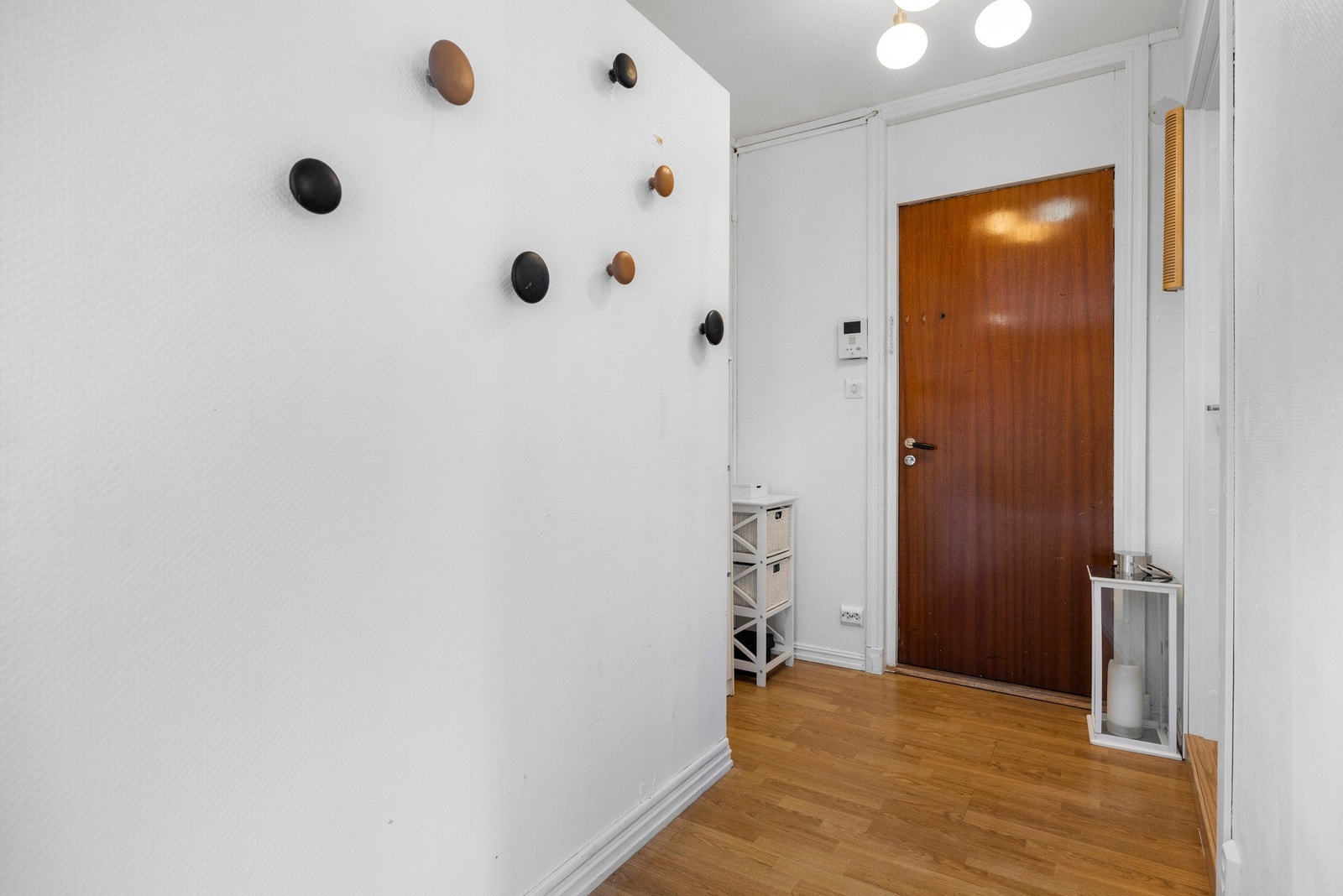 I entréen er det plass til å henge fra seg yttertøy. Galleribilde