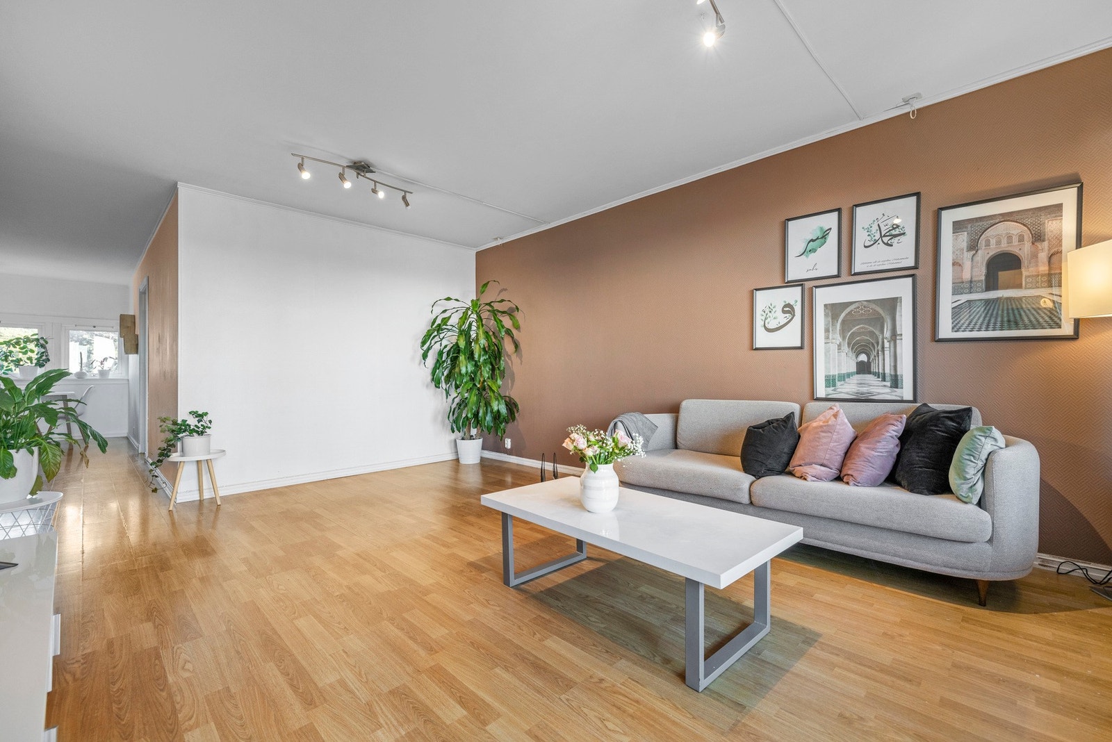 God plass til å innrede med ulike soner, for eksempel får du plass til spisebord, en stor sofa eller en hyggelig lesekrok i hjørnet. Galleribilde