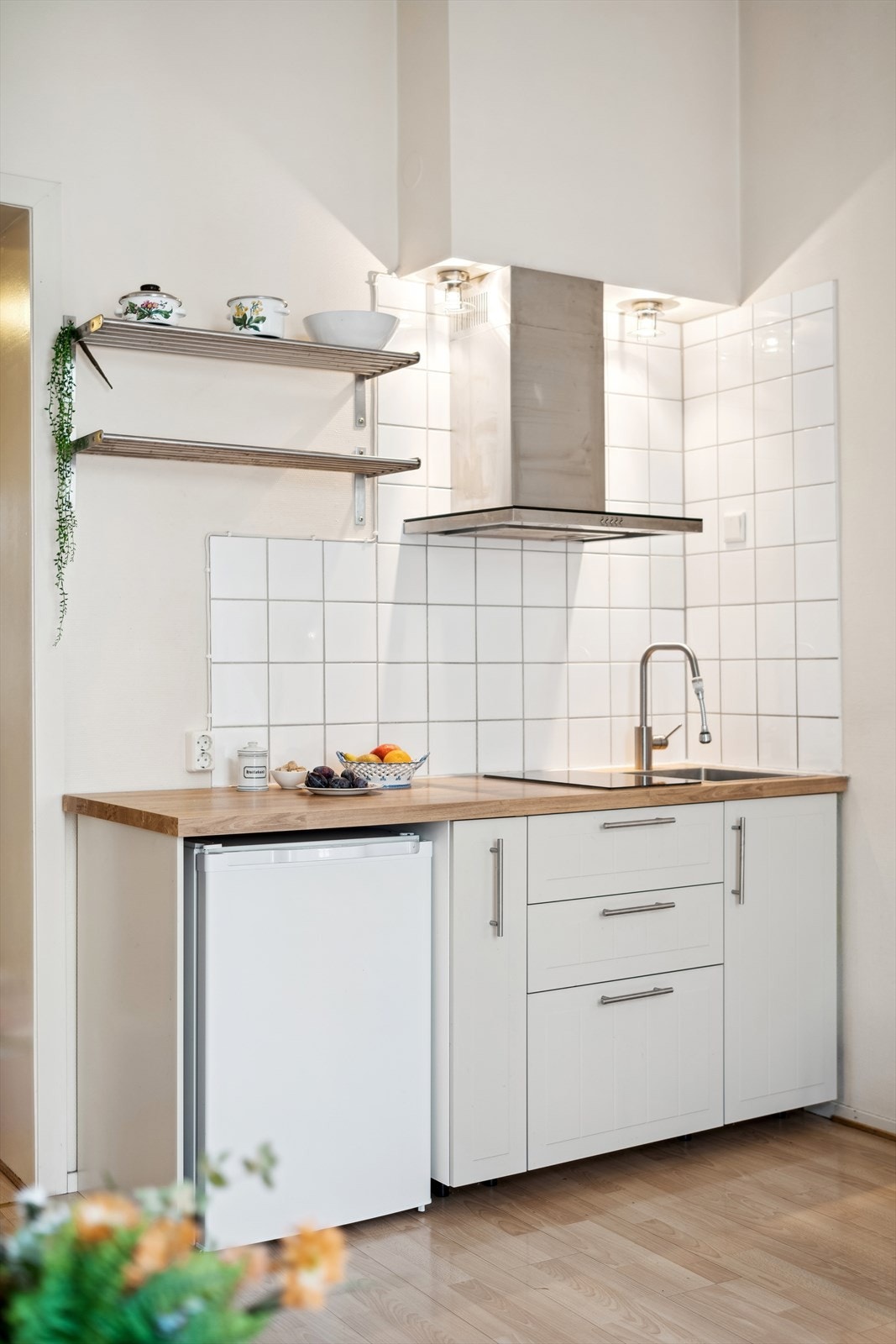 Kjøkkenet har god benkeplass og plass til det man trenger. Galleribilde