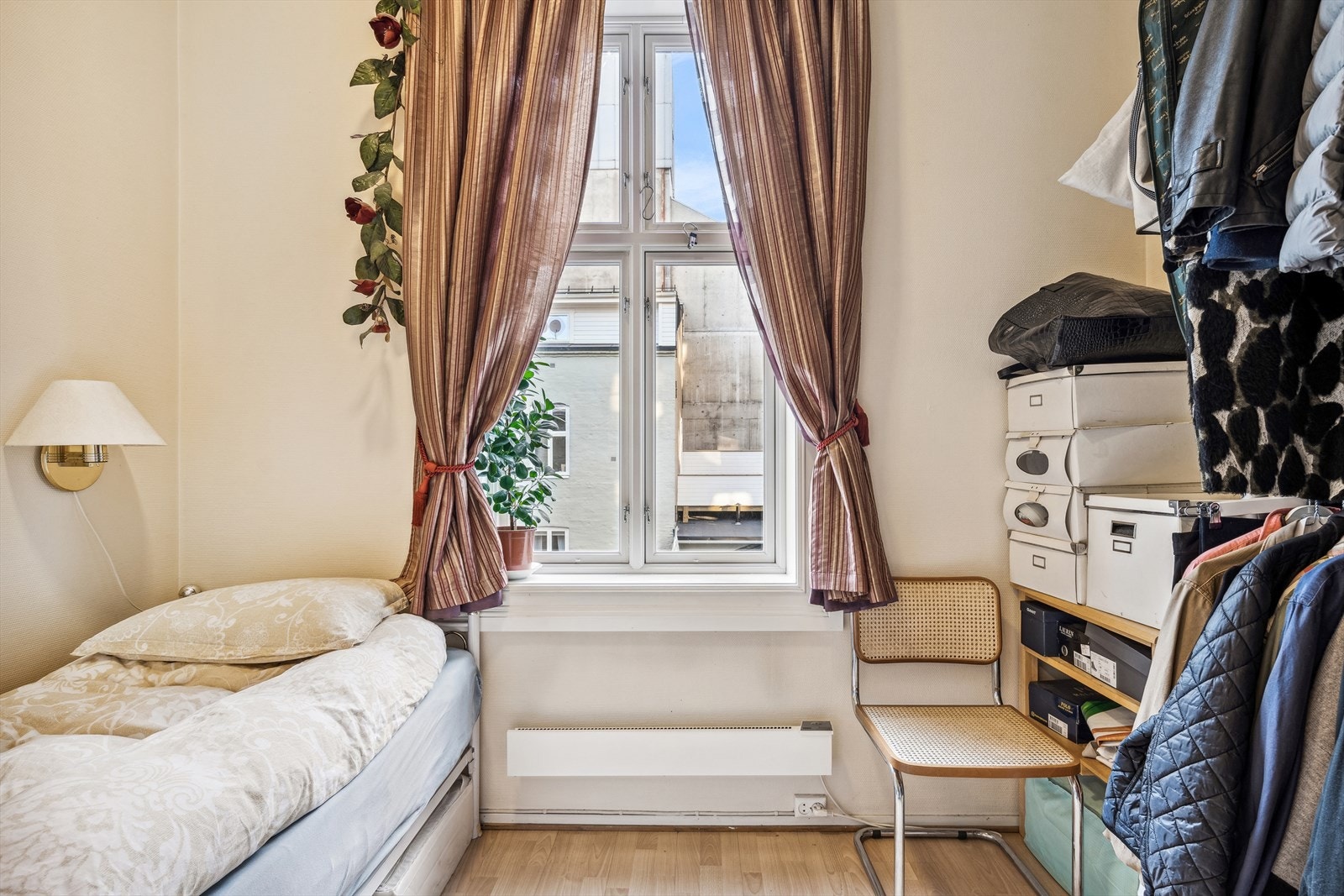 Stort vindu inn mot bakgård. Galleribilde