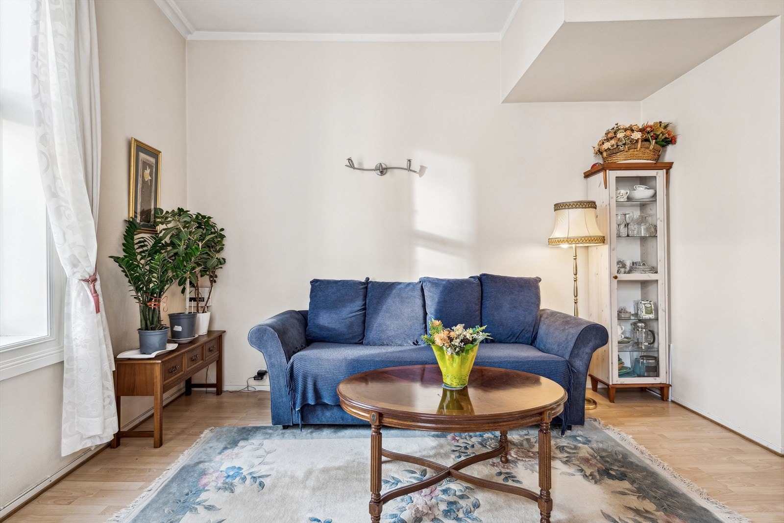 Stue med plass til sofa og annet møblement. Galleribilde