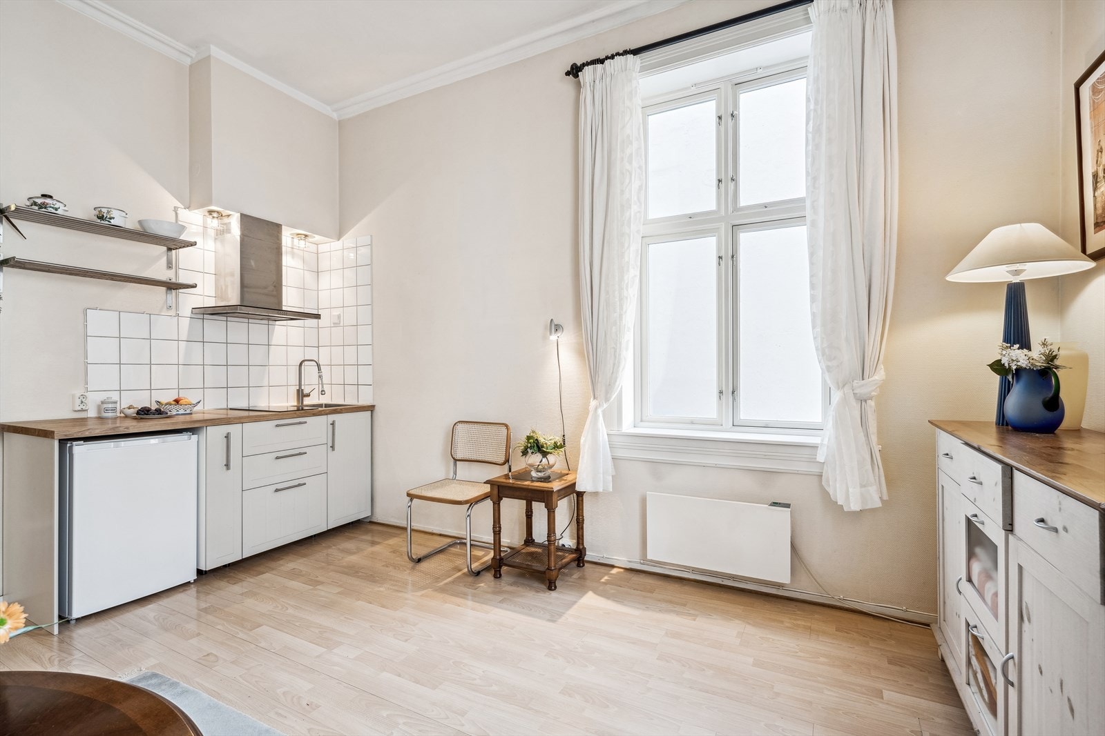 Åpen kjøkken/stue løsning som gir god plass til matlaging. Galleribilde