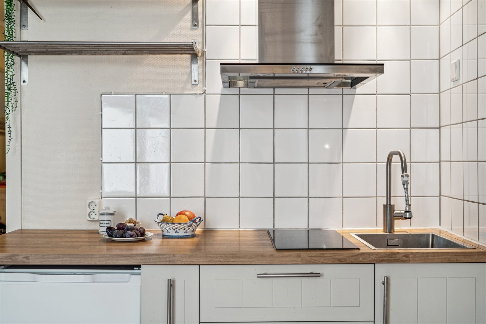 Arealsmart med liten platetopp og kjøleskap.. Galleribilde