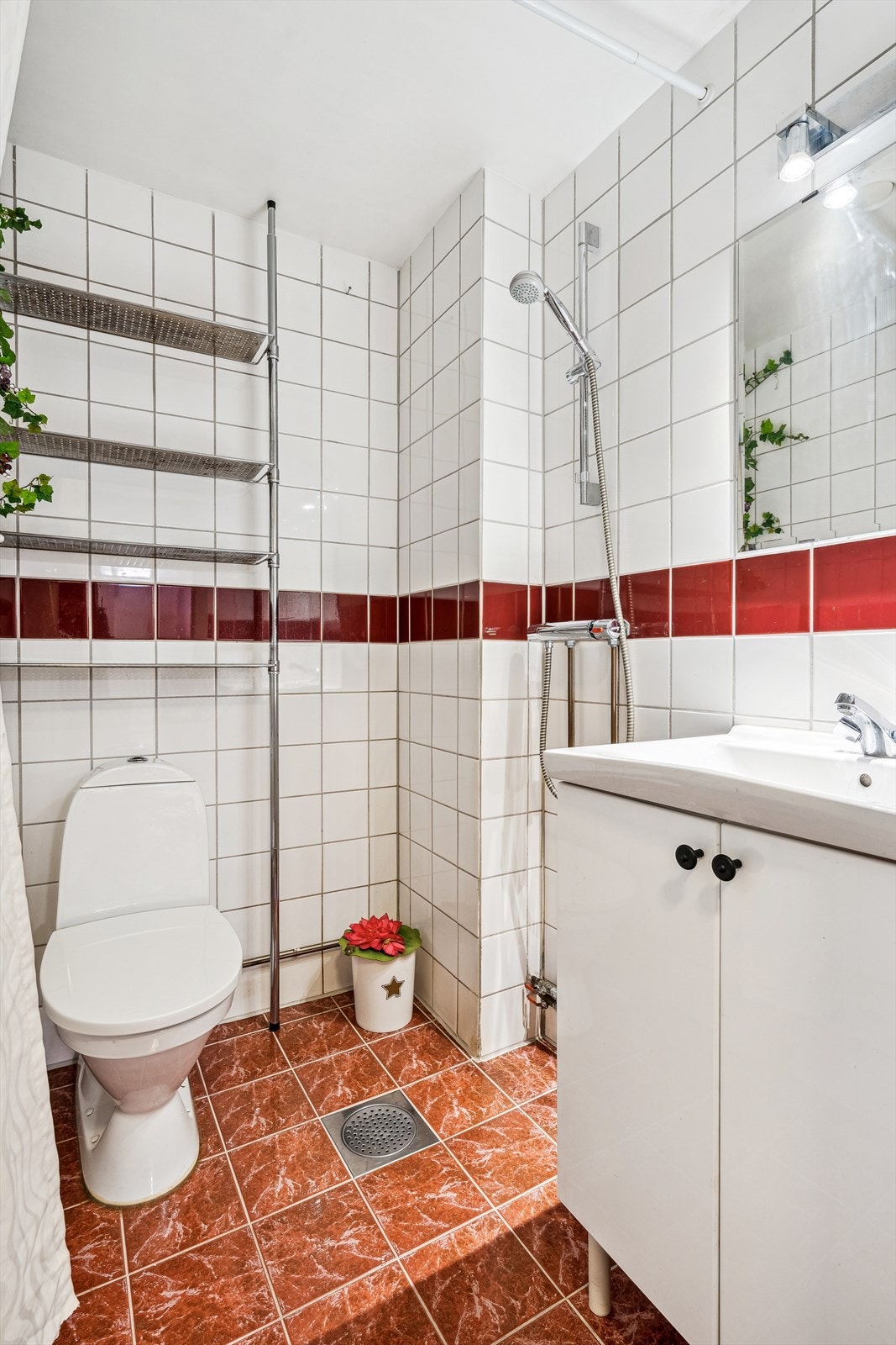 Plassen er godt utnyttet med oppbevaring over toalett, samt under servant. Galleribilde