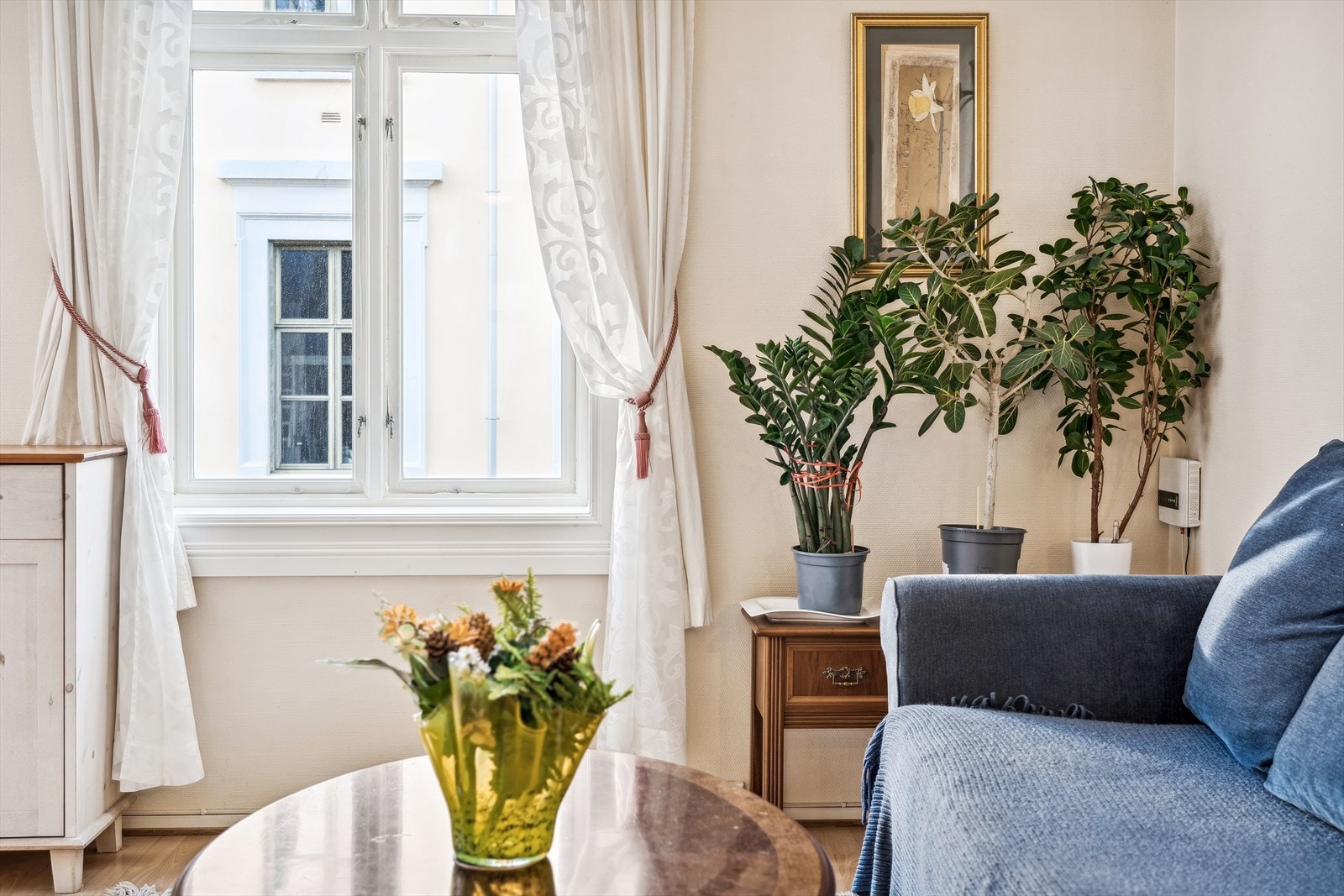 Store vindusflater slipper inn mye naturlig lys. Galleribilde