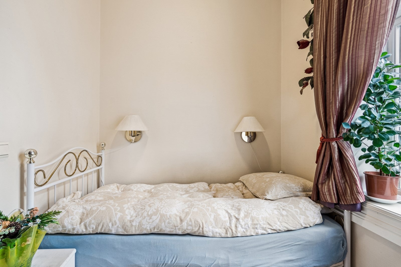 Soverom med praktisk plass til seng. Galleribilde