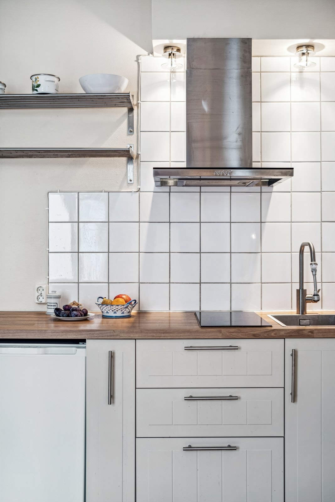 Det er praktiske hyller over benkeplaten til oppbevaring. Galleribilde