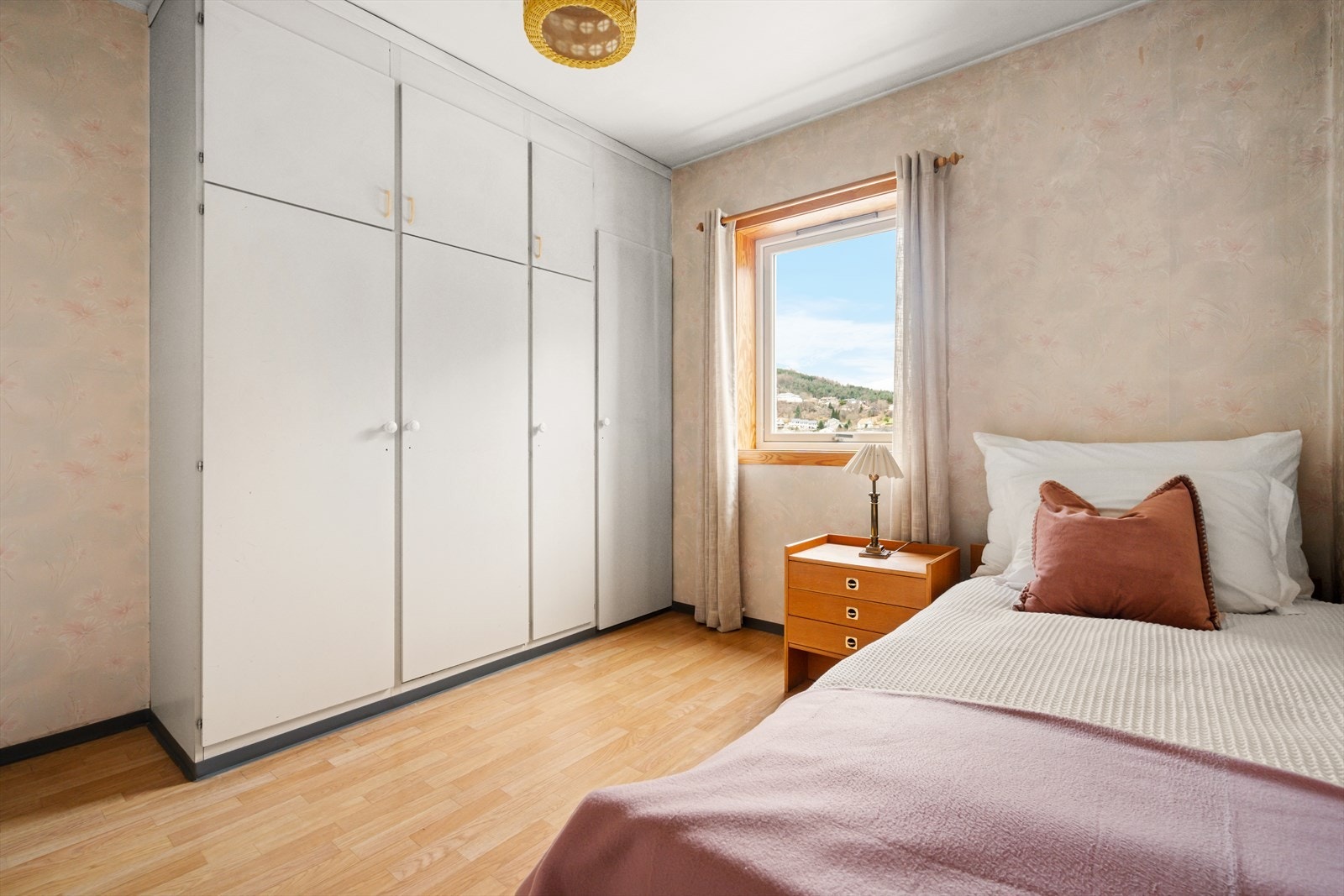 Leilighetens soverom er romslig og gir god plass til dobbeltseng og tilhørende møblement som nattbord og kommode. Praktisk garderobeskap medfølger handelen. Galleribilde