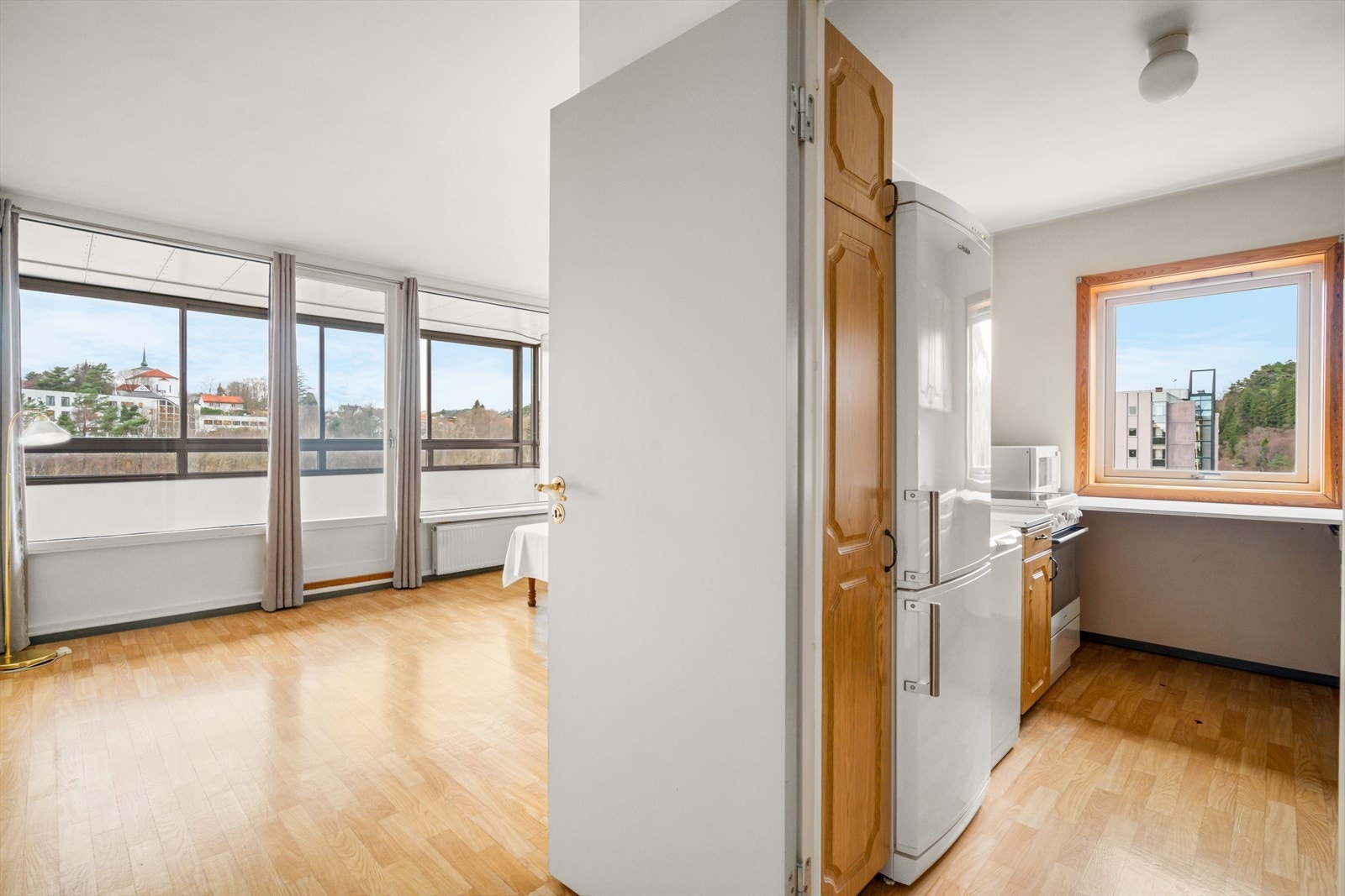 Kjøkkenet har innredning med profilerte fronter, laminat benkeplate og stål oppvaskkum Galleribilde