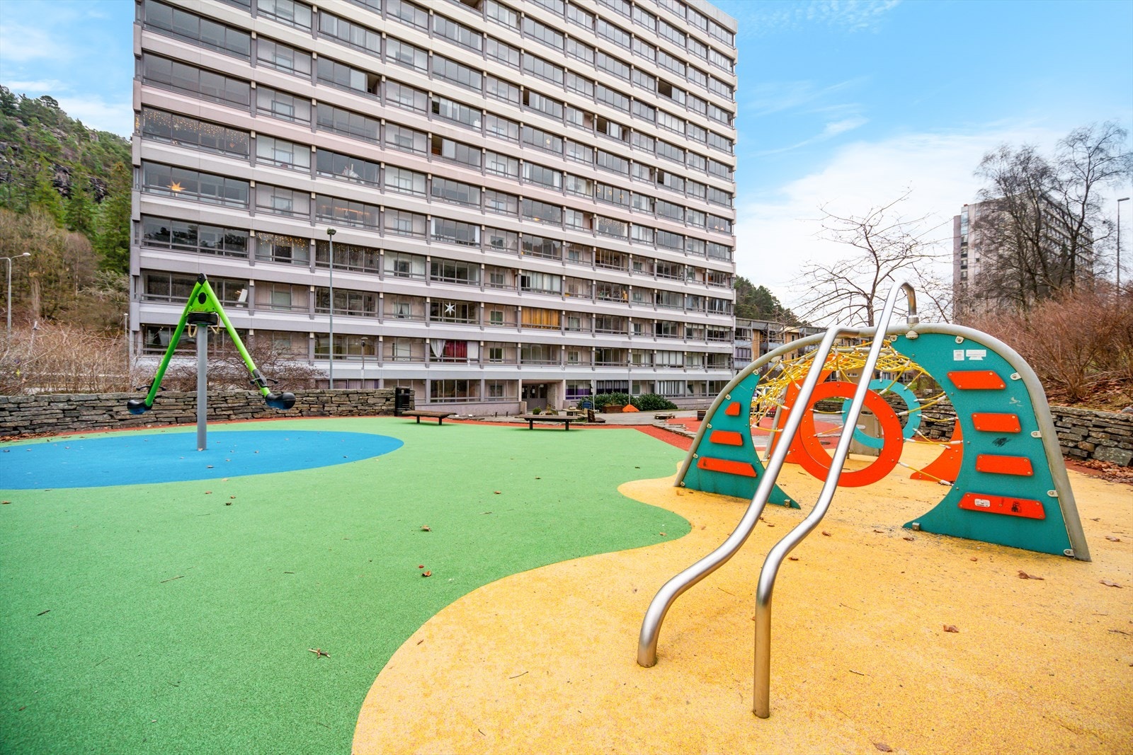 Borettslagets tomt er pent opparbeidet med felles lekeplass Galleribilde